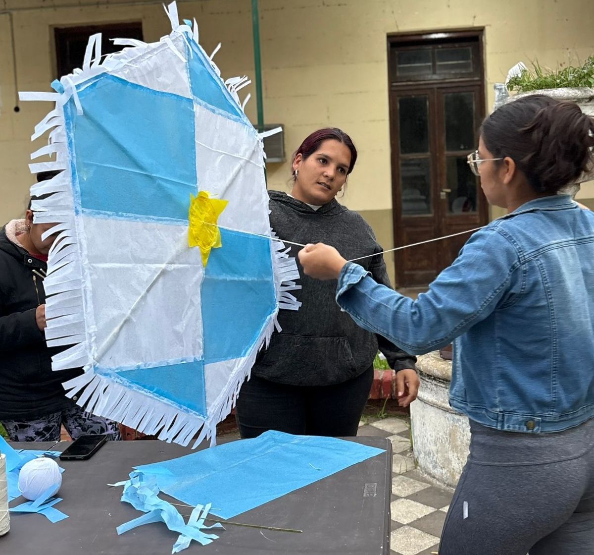 Barriletes por la soberanía: el Espacio de Memoria RI9 se prepara para “La Patriada” del 25 de Mayo